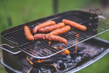 Grilling-sausages